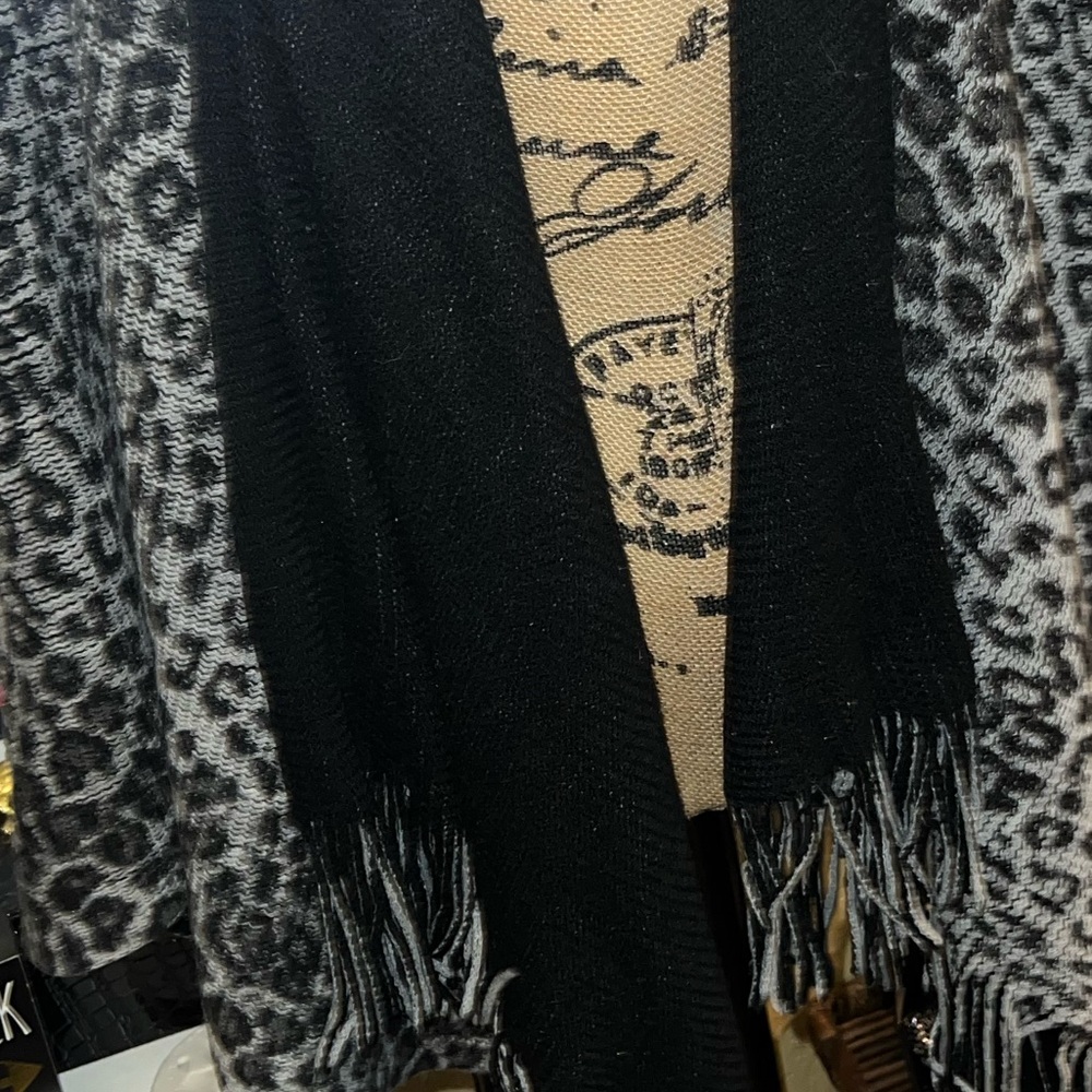 White Leopard Print Fringe Shawl/ Wrap - image 4